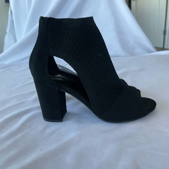 Report Tarragon Peep Toe Perforated Ankle Women’s Bootie Size 6.5 - Picture 6 of 10